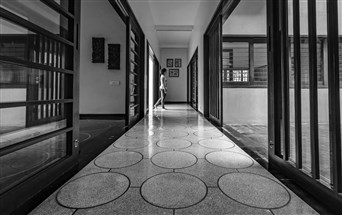 White cast in situ terrazzo with black aggregates in a bungalow in ahmedabad (1)